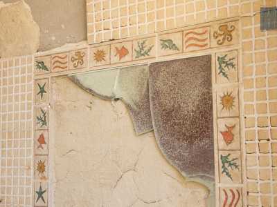 ...dalle graziose pareti, le cui decorazioni marine conservano ancora i loro vivaci colori